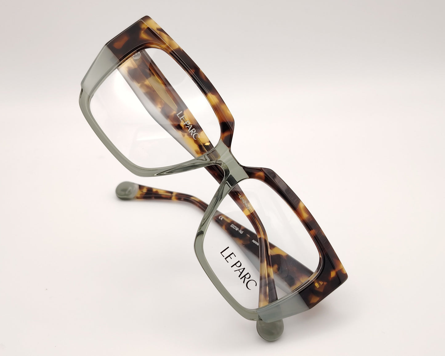 gafas le parc nanna 03, montura geométrica de acetato en tonos verde translúcido y habana, diseño moderno y audaz, estilo único y sofisticado