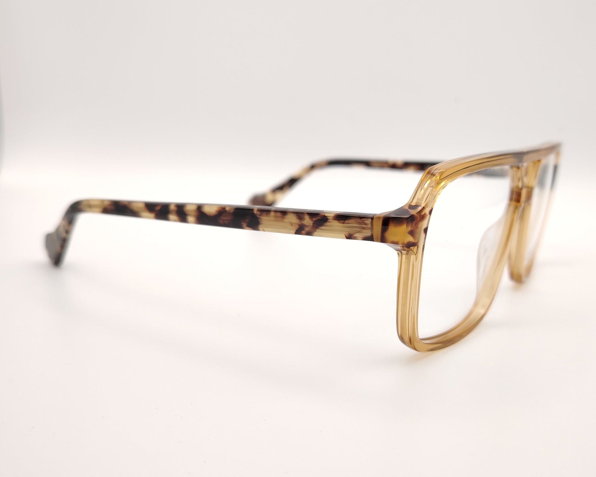 gafas rectangulares color miel con doble puente y varillas carey marca le parc