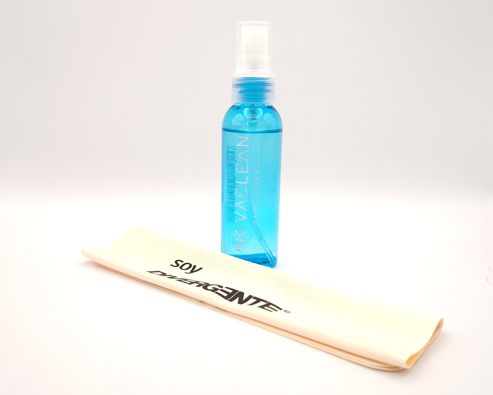 botella de spray limpiagafas novaclean en color azul junto a gamuzas de microfibra con mensaje soy divergente