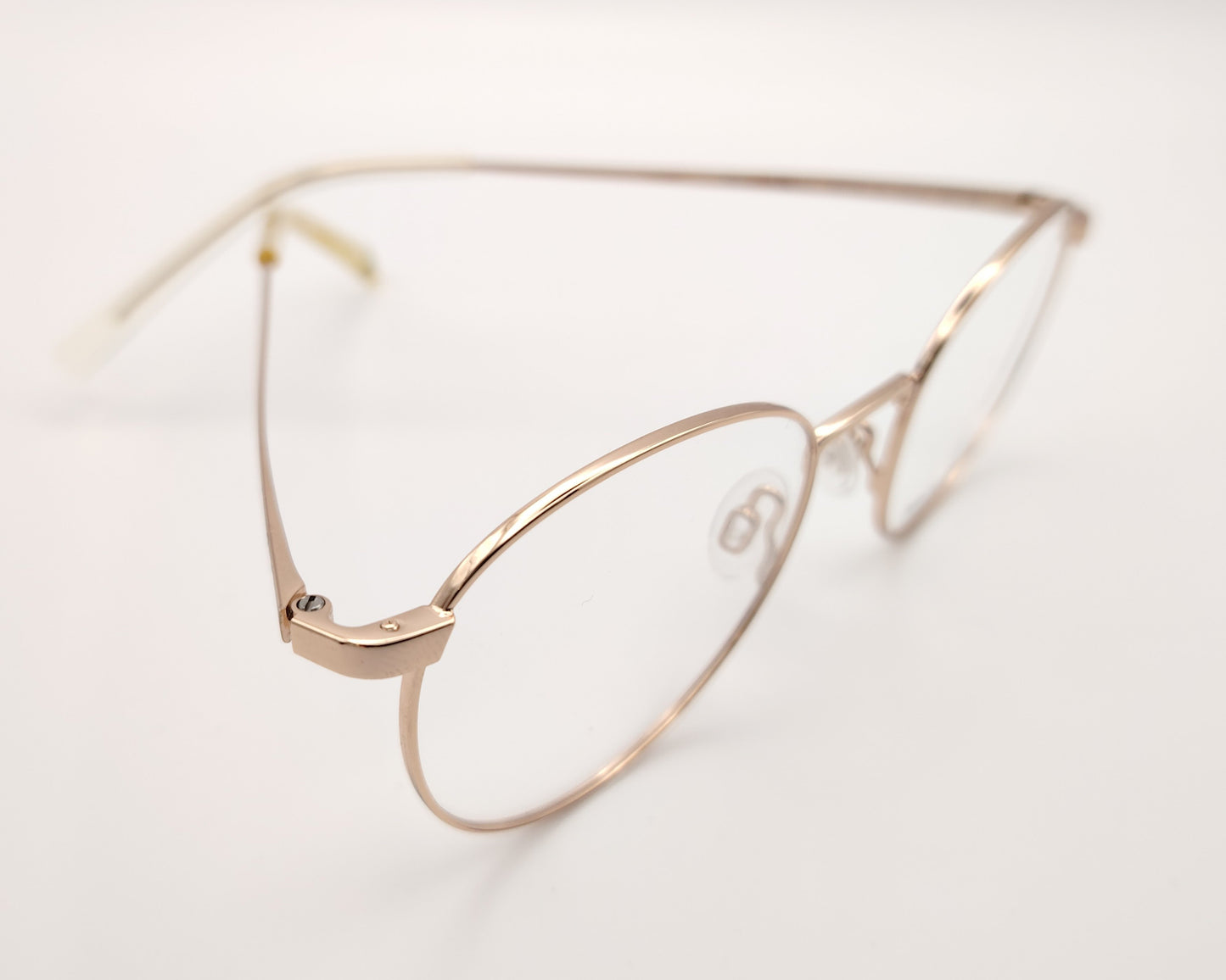 gafas marc o’polo con montura metálica fina y diseño redondo, cómodas y elegantes