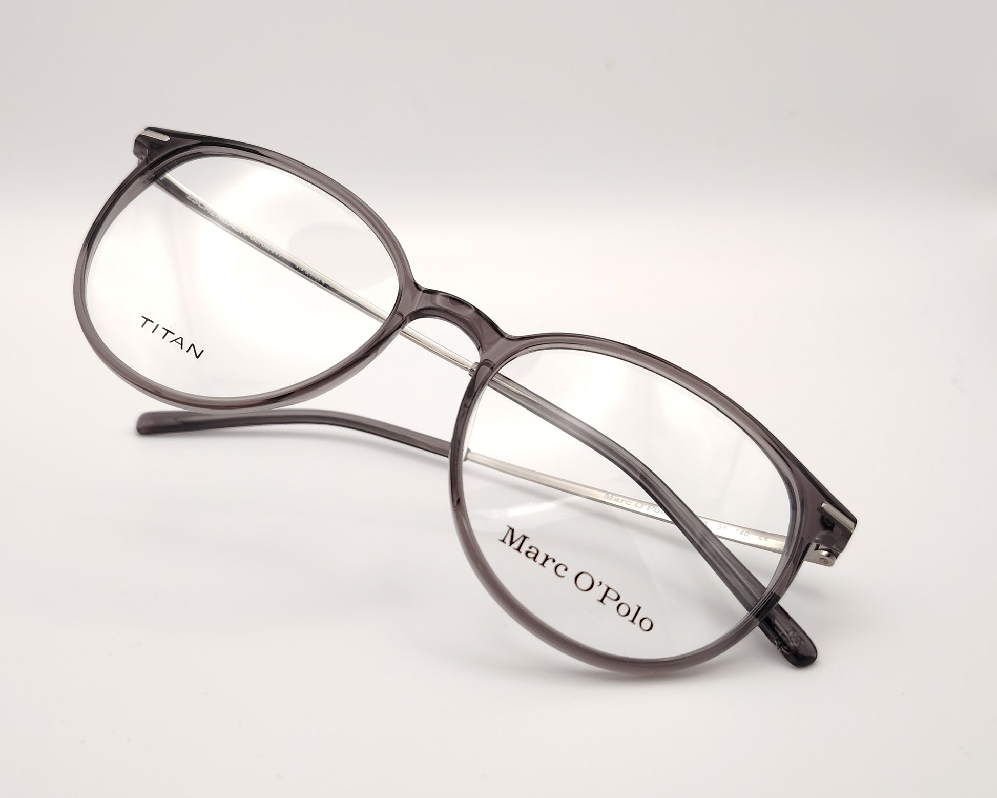 gafas marc o´polo de pasta redonda en color gris traslúcido con varillas de metal