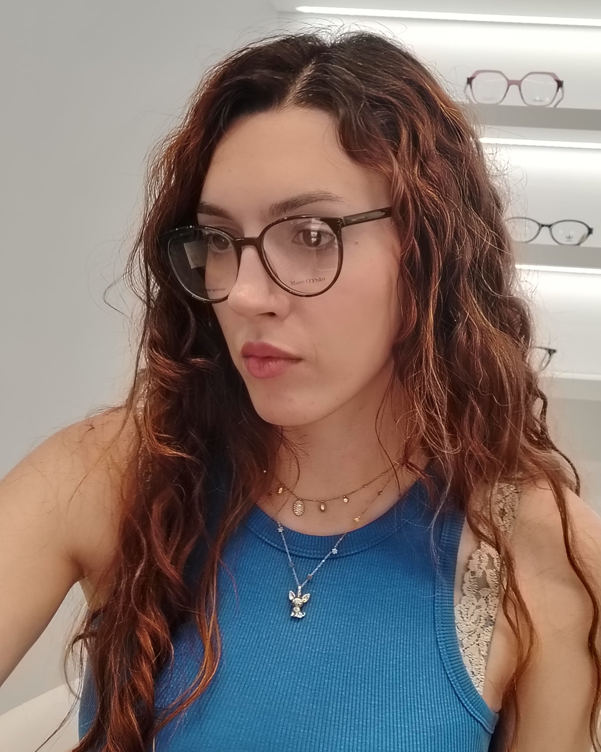 gafas redondas en azul translúcido con montura fina y ligera