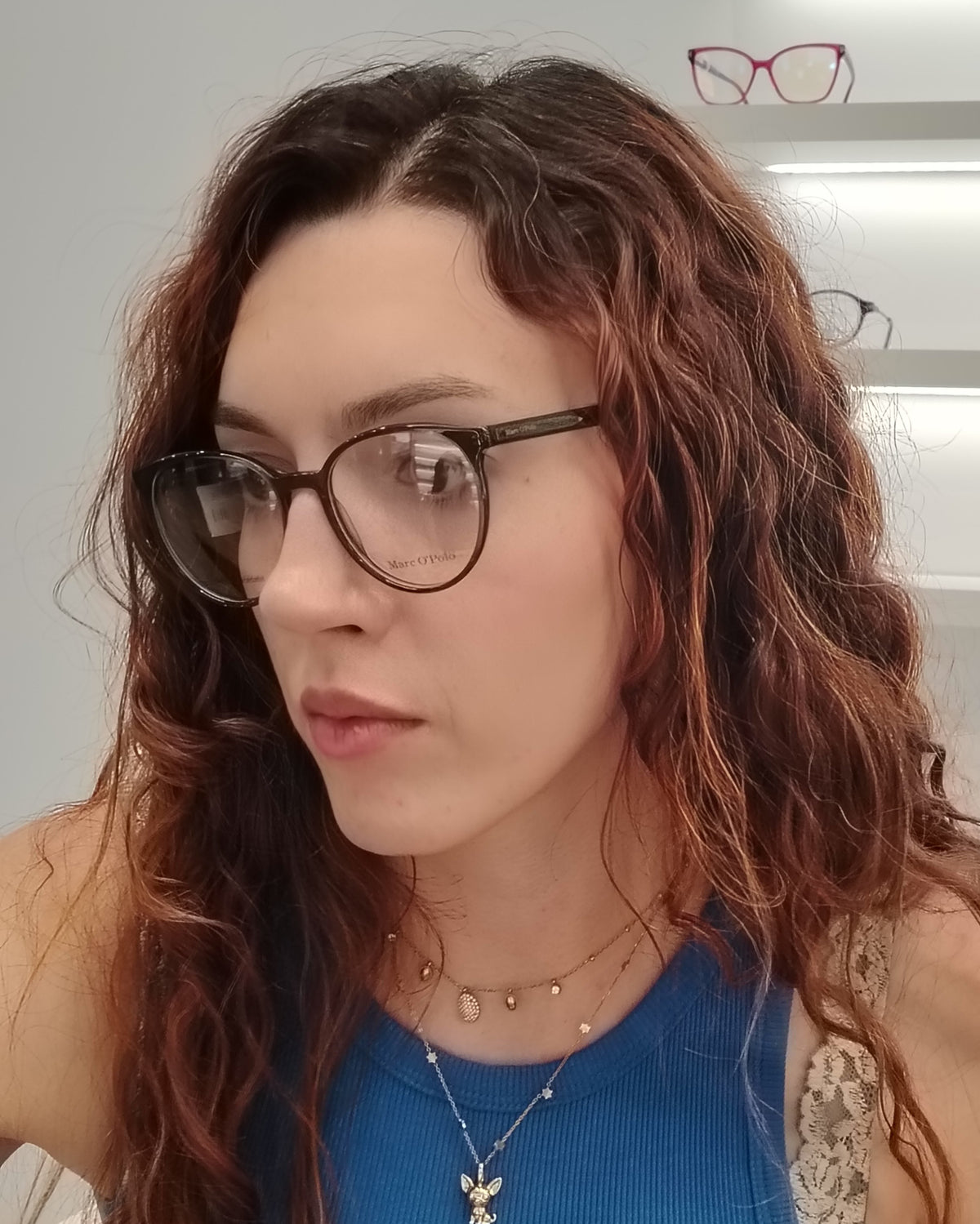 gafas redondas en azul translúcido con montura fina y ligera