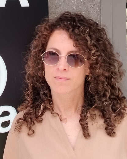 gafas de sol de metal dorado ovaladas y con las lentes degradadas marrones