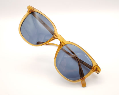 gafas de sol montblanc color ámbar con lentes azules oscuras y montura translúcida
