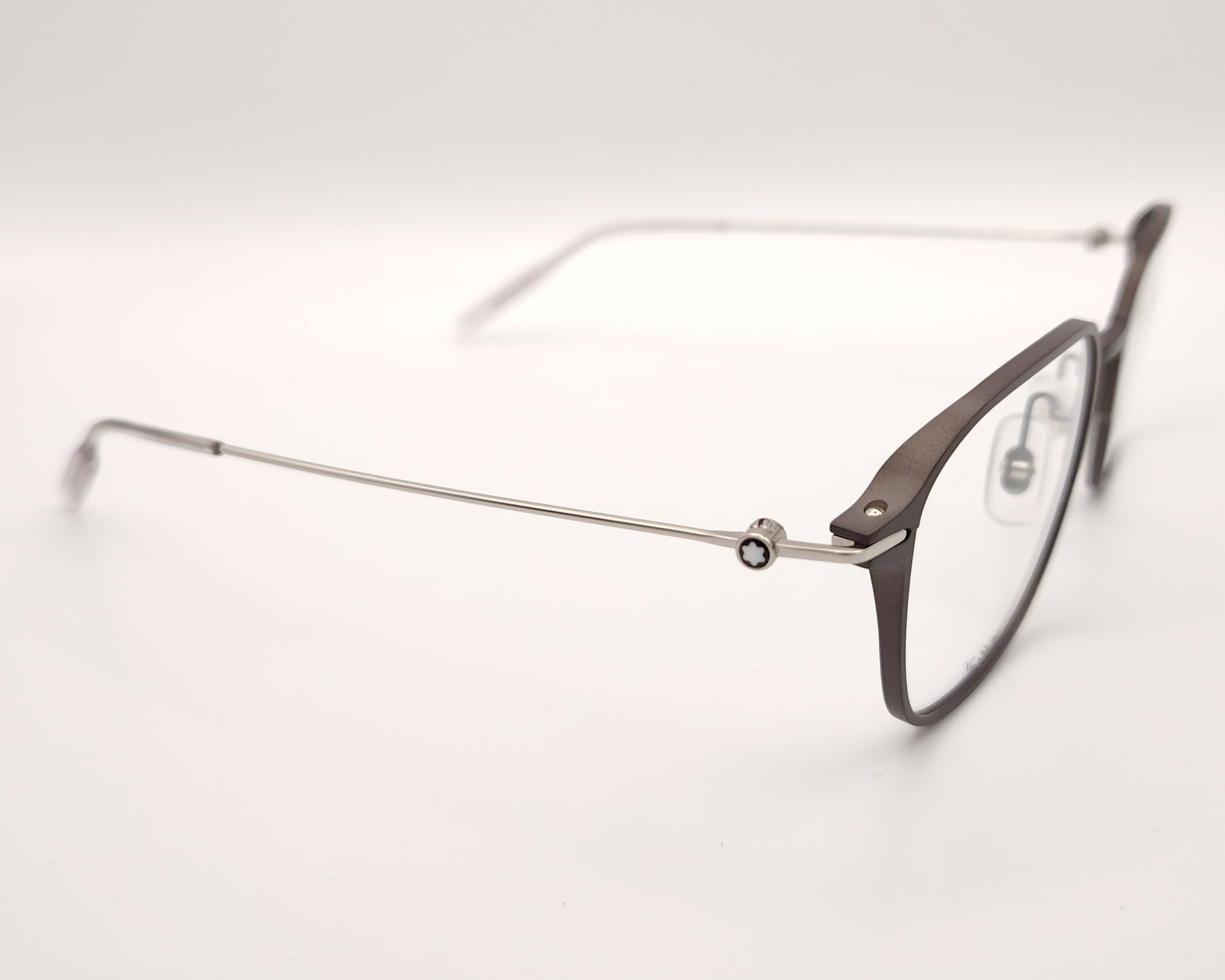 gafas montblanc de aluminio gris oscuro con forma aviador y varillas metálicas finas hechas en japón