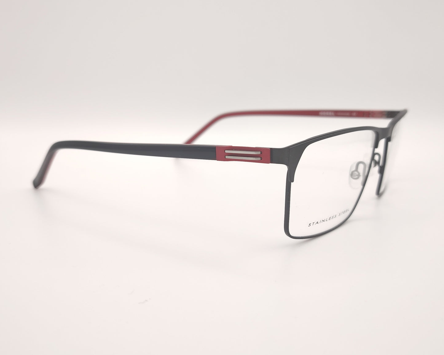 gafas morel rectangulares con montura negra y detalles rojos en las varillas