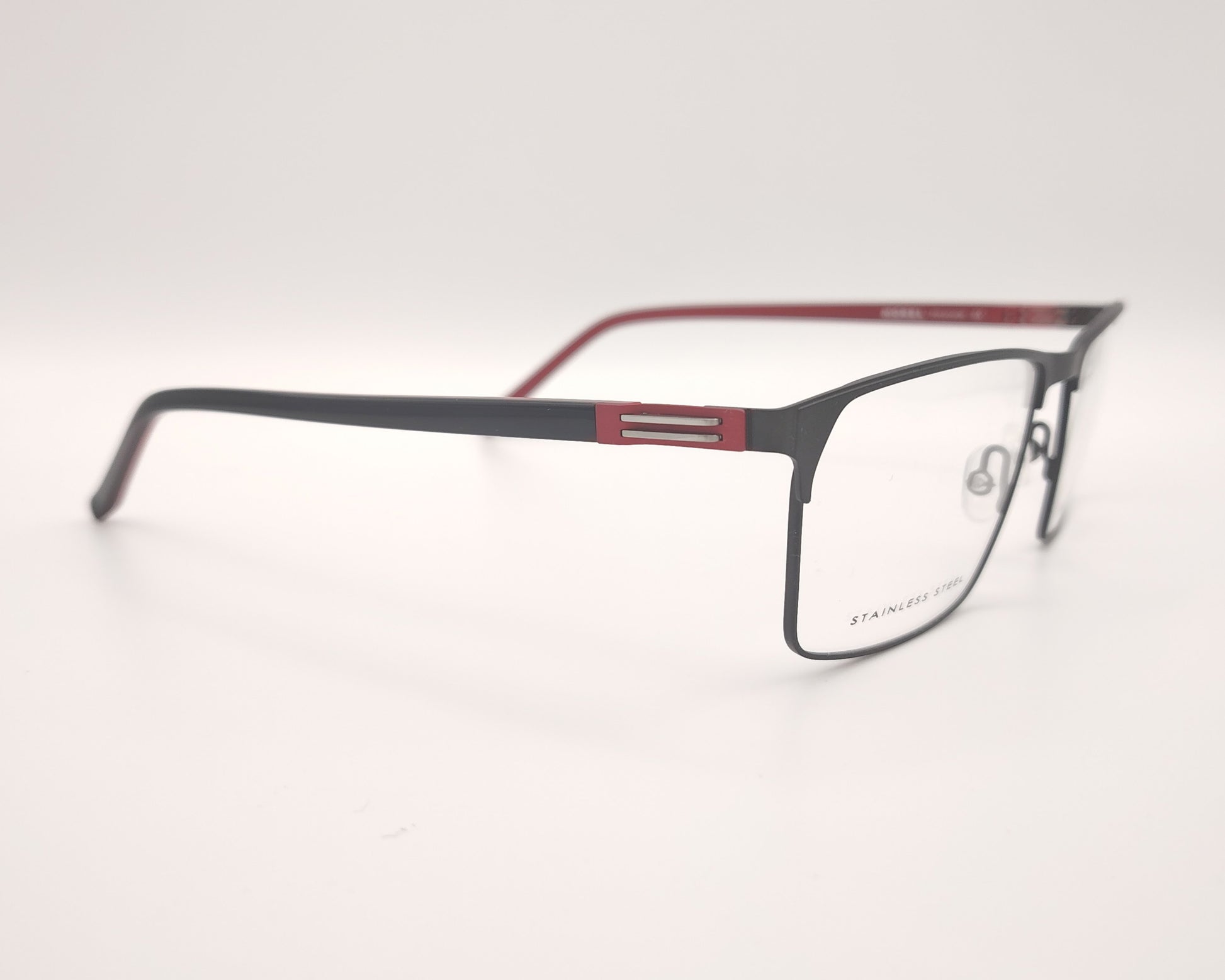gafas morel rectangulares con montura negra y detalles rojos en las varillas