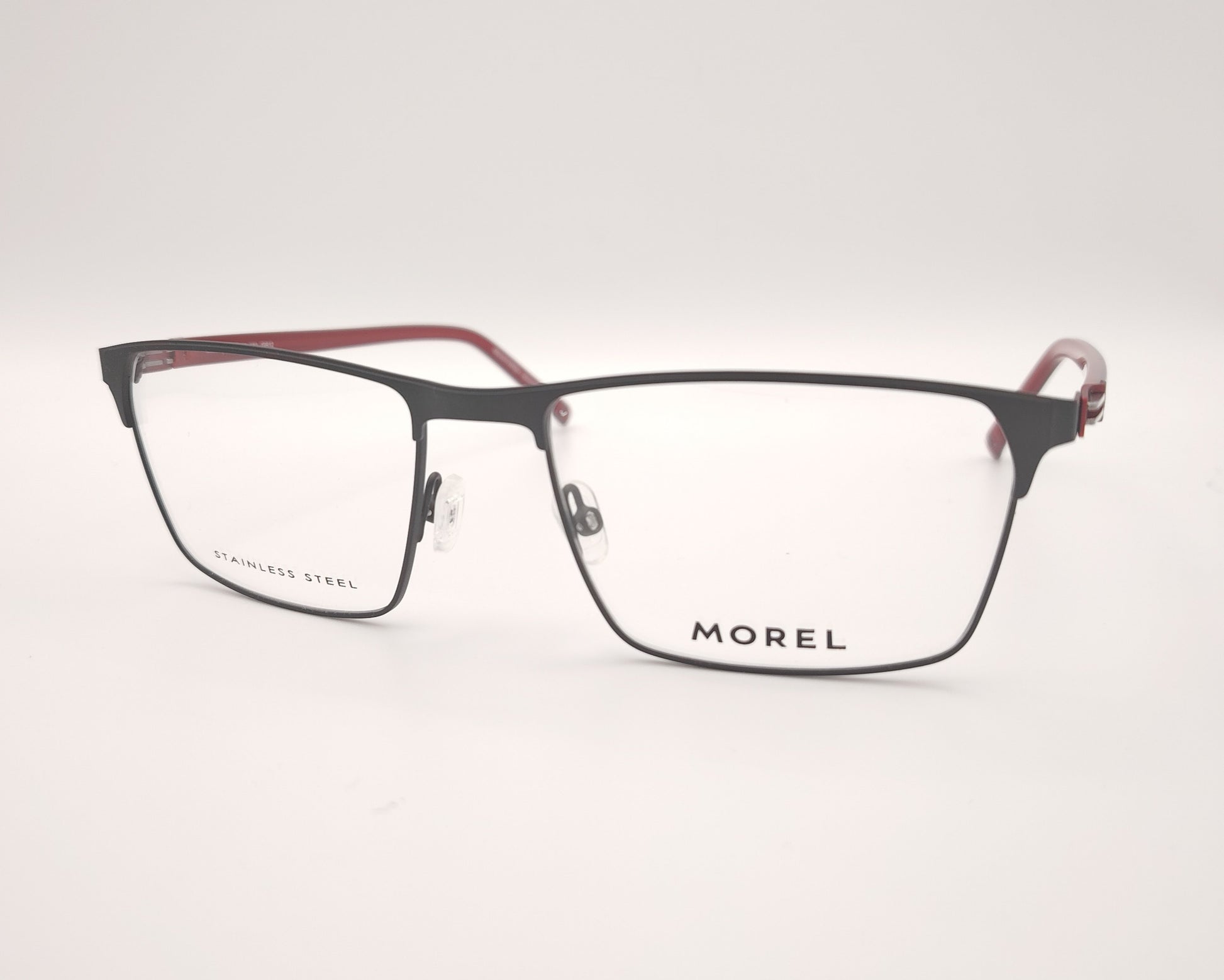 gafas morel rectangulares con montura negra y detalles rojos en las varillas