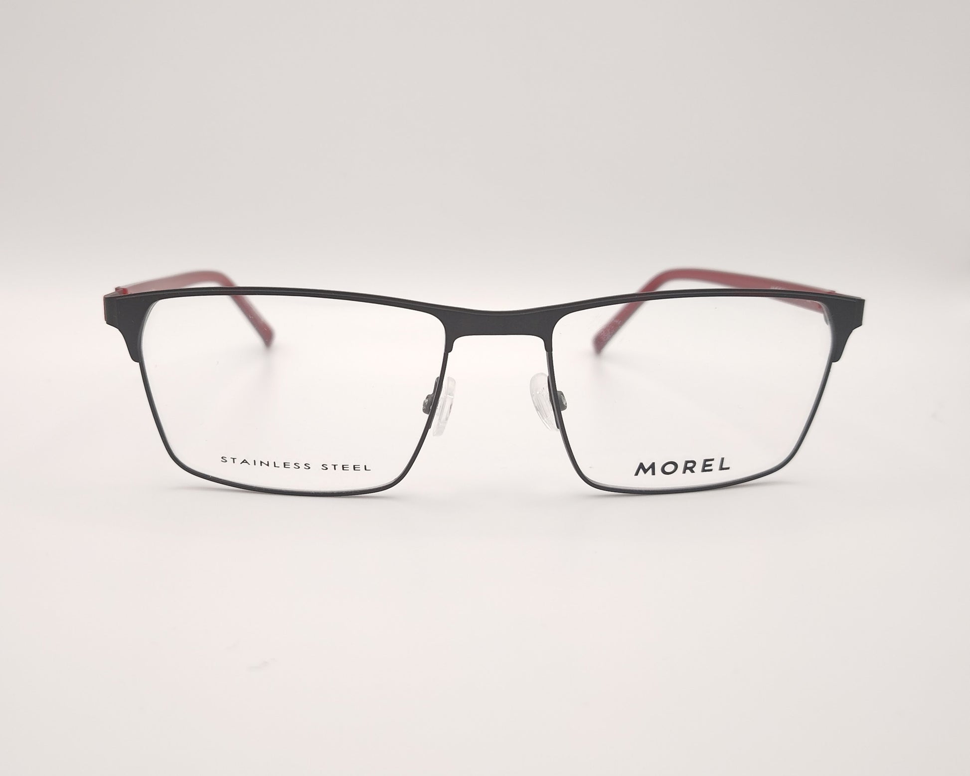 gafas morel rectangulares con montura negra y detalles rojos en las varillas