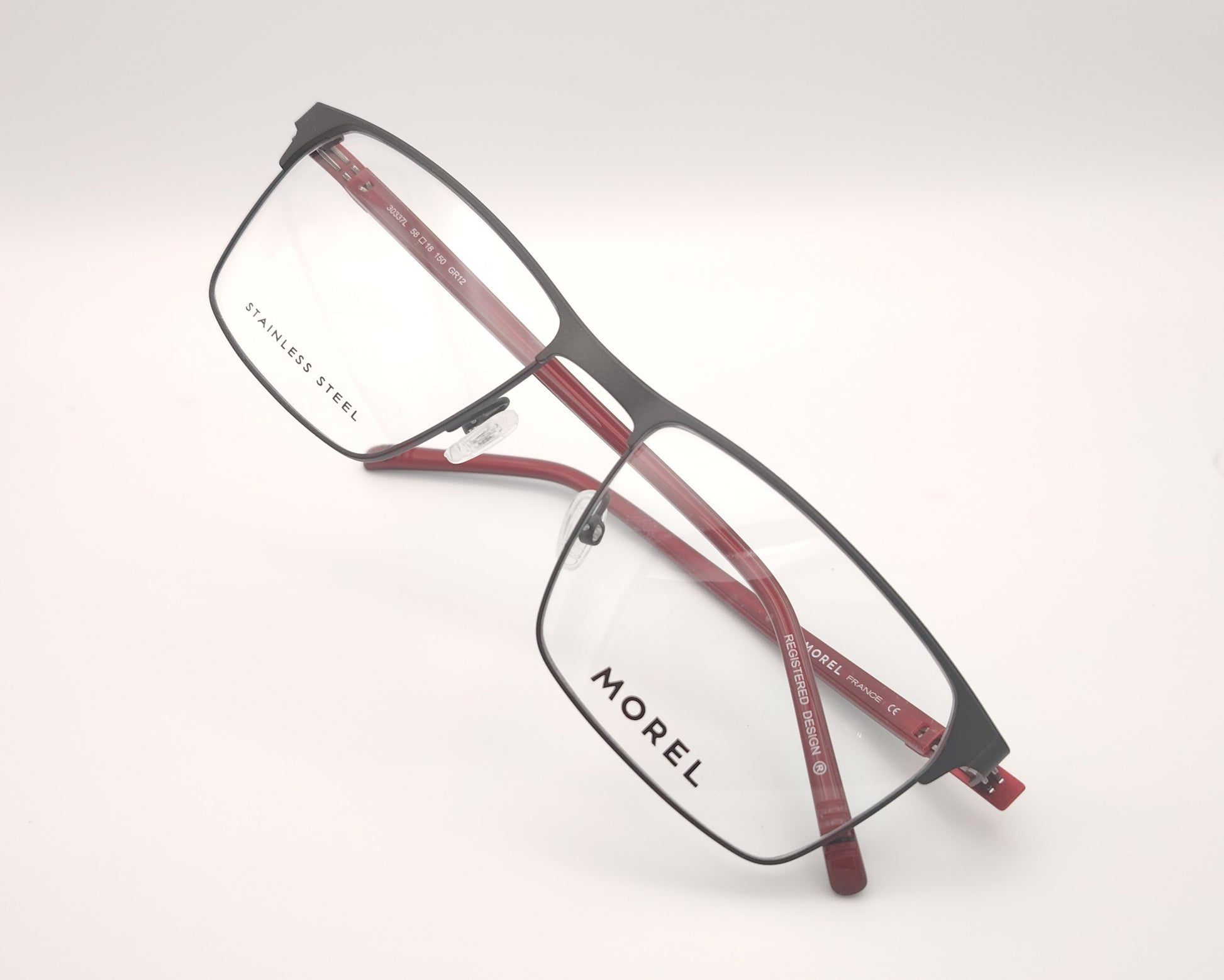 gafas morel rectangulares con montura negra y detalles rojos en las varillas