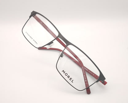 gafas morel rectangulares con montura negra y detalles rojos en las varillas