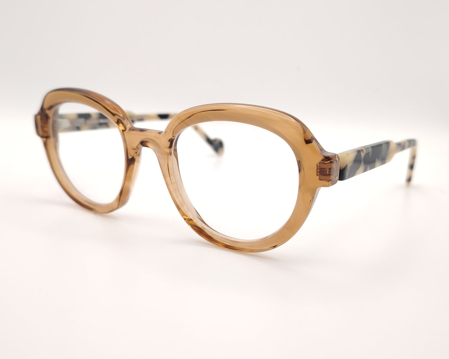 gafas redondas de acetato color caramelo con varillas carey claras y diseño francés