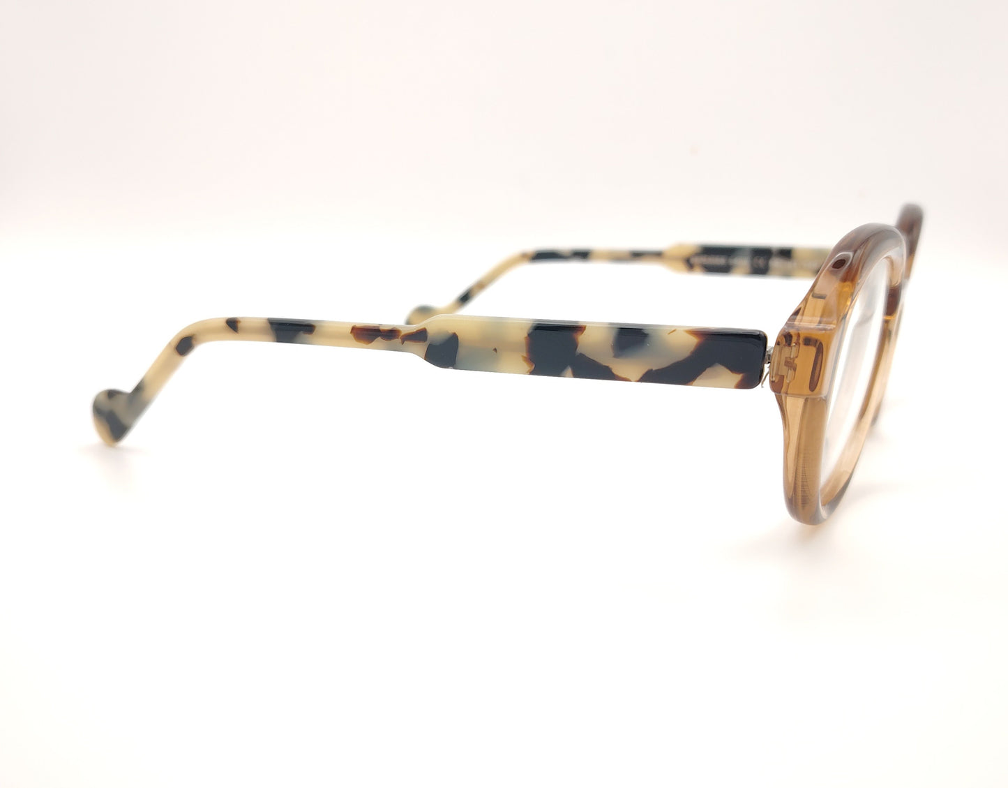 gafas redondas de acetato color caramelo con varillas carey claras y diseño francés