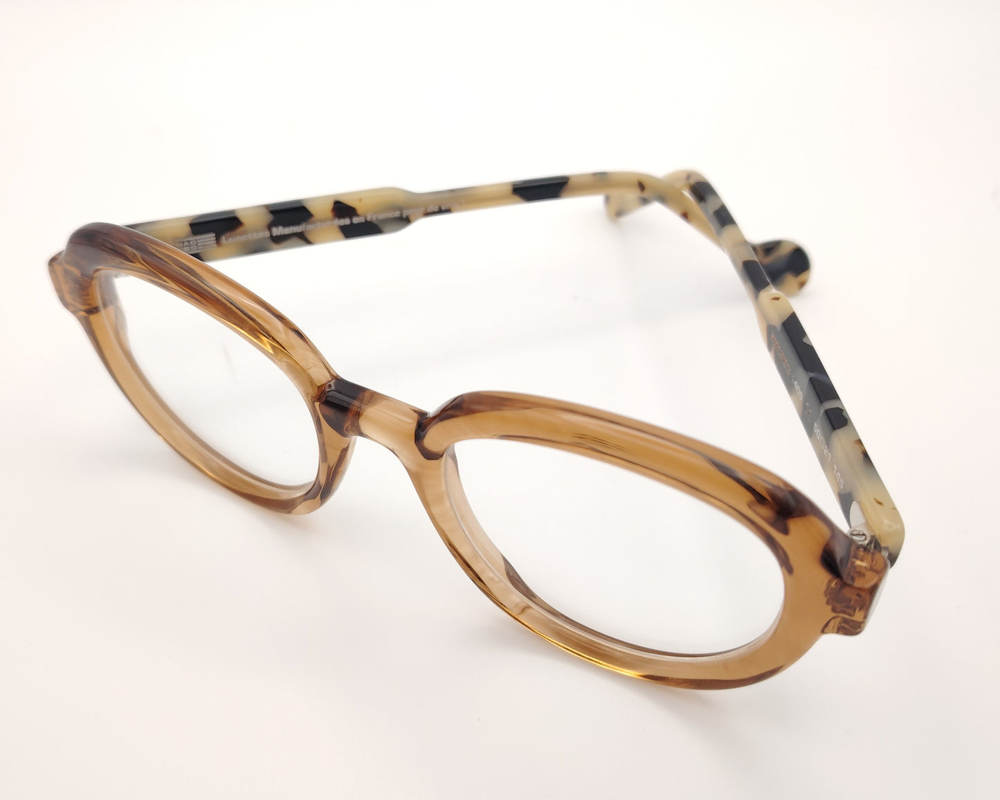 gafas redondas de acetato color caramelo con varillas carey claras y diseño francés