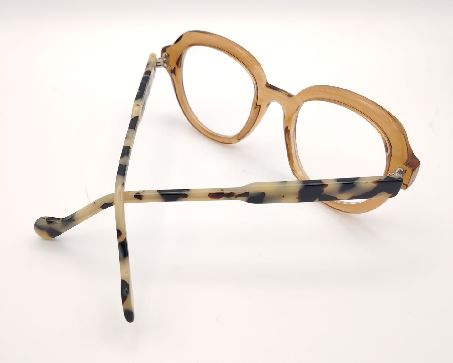 gafas redondas de acetato color caramelo con varillas carey claras y diseño francés