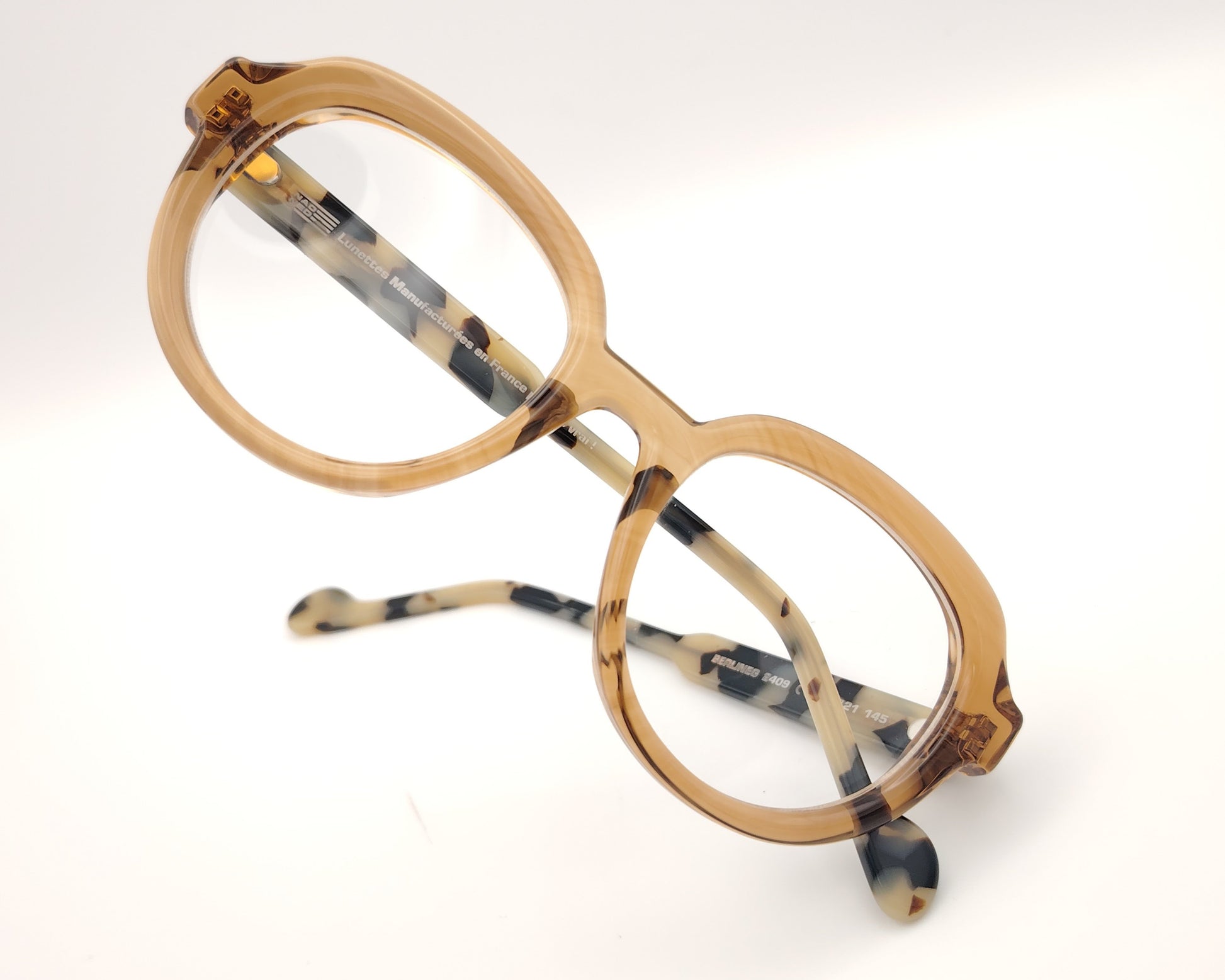 gafas redondas de acetato color caramelo con varillas carey claras y diseño francés