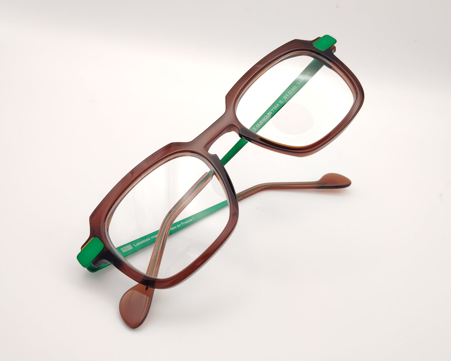 gafas rectangulares marrones con varillas verdes y diseño de acetato hecho en francia