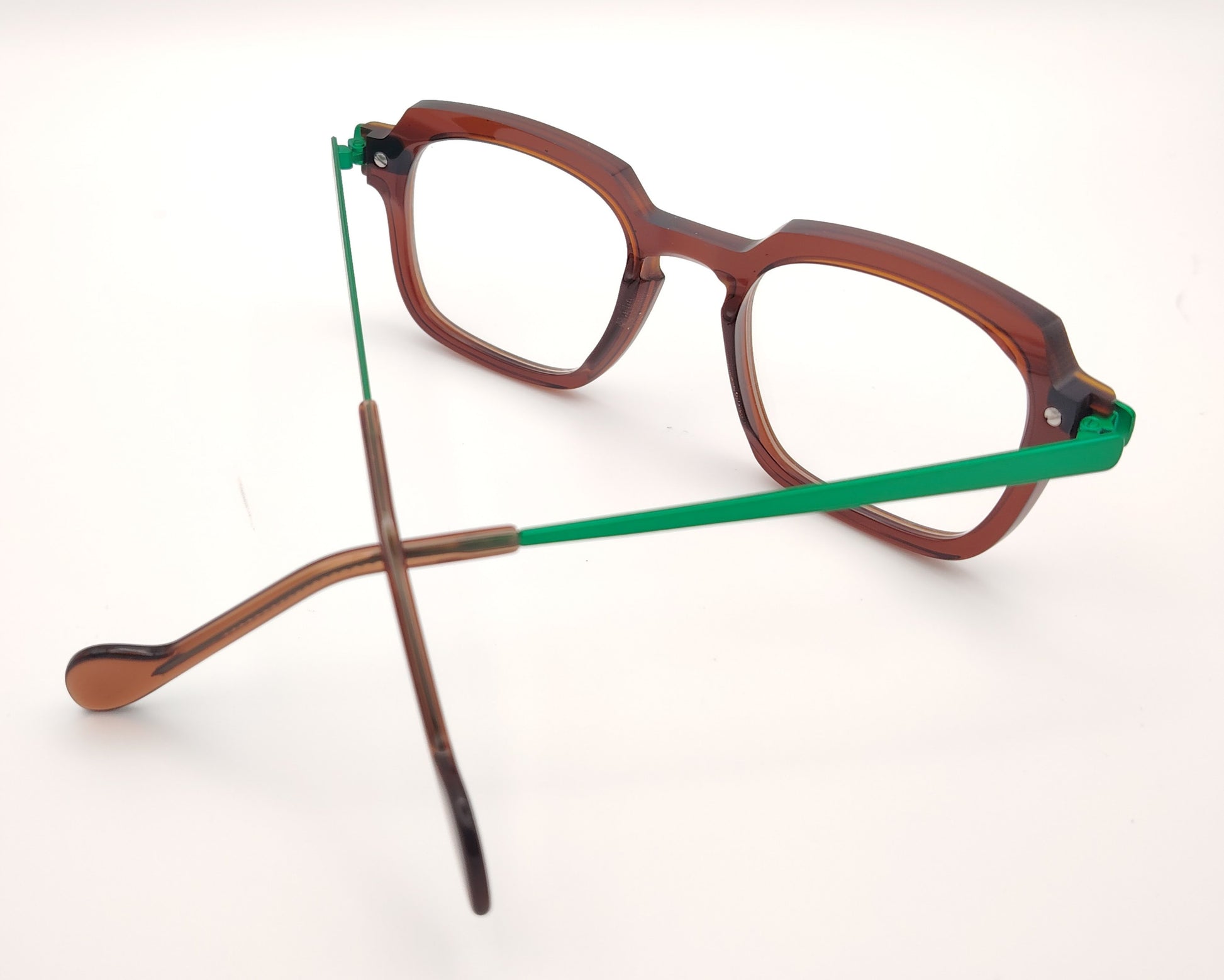 gafas rectangulares marrones con varillas verdes y diseño de acetato hecho en francia