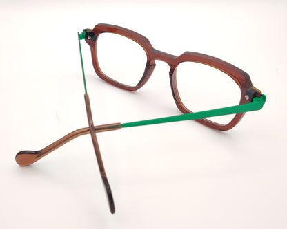 gafas rectangulares marrones con varillas verdes y diseño de acetato hecho en francia