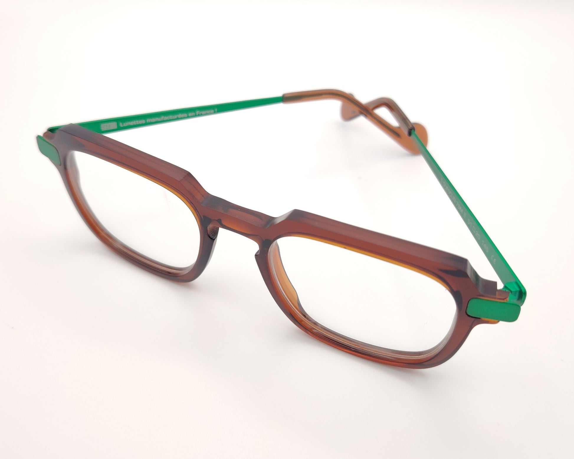 gafas rectangulares marrones con varillas verdes y diseño de acetato hecho en francia