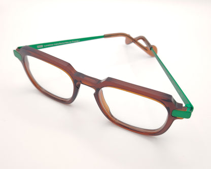 gafas rectangulares marrones con varillas verdes y diseño de acetato hecho en francia