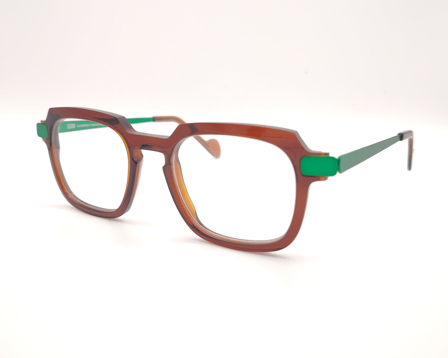 gafas rectangulares marrones con varillas verdes y diseño de acetato hecho en francia