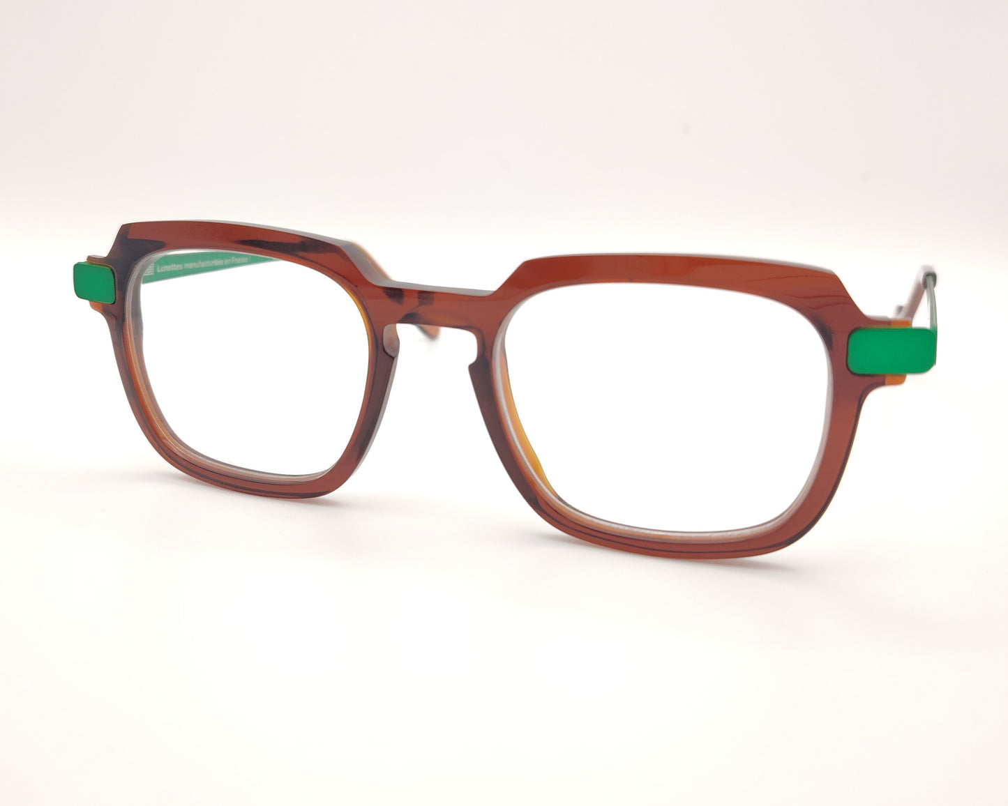 gafas rectangulares marrones con varillas verdes y diseño de acetato hecho en francia