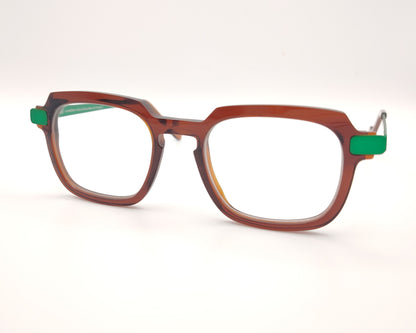 gafas rectangulares marrones con varillas verdes y diseño de acetato hecho en francia