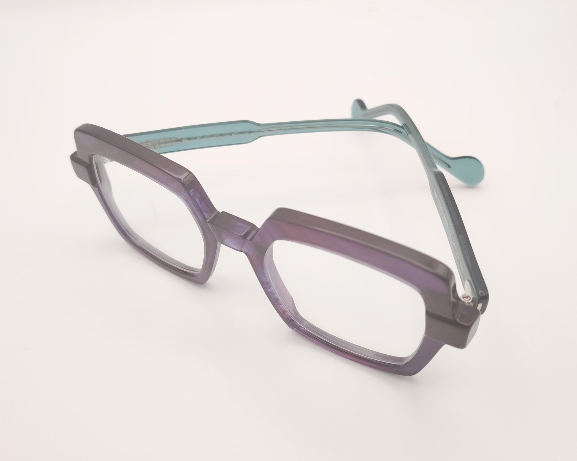 gafas geométricas de acetato color lila con varillas verde agua translúcidas