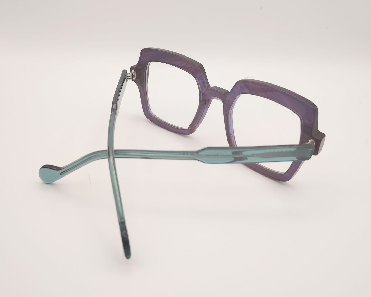 gafas geométricas de acetato color lila con varillas verde agua translúcidas
