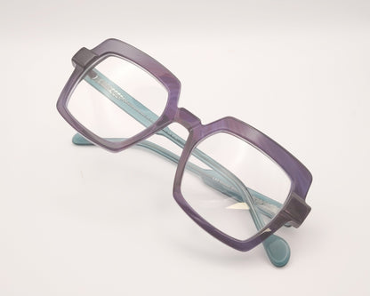 gafas geométricas de acetato color lila con varillas verde agua translúcidas