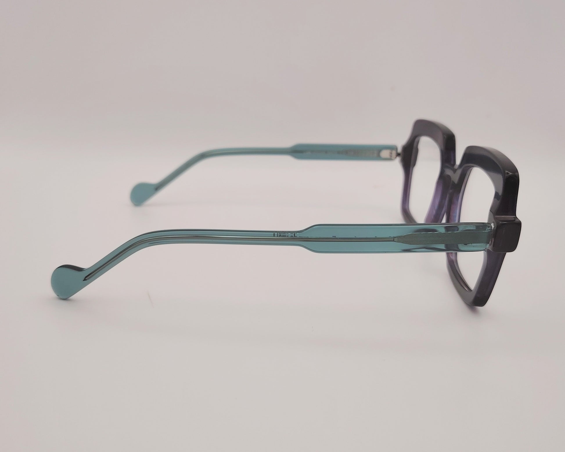 gafas geométricas de acetato color lila con varillas verde agua translúcidas