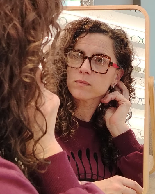 gafas graduadas de forma cuadrada en carey ámbar con varillas coral