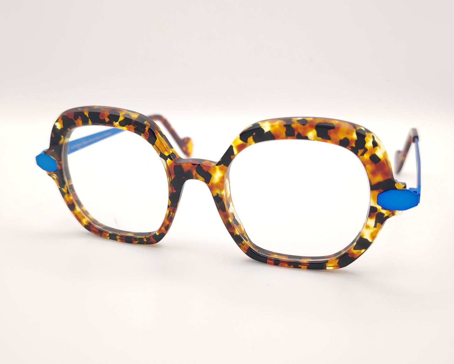 gafas carey de forma cuadrada redondeada con varillas metálicas azul eléctrico