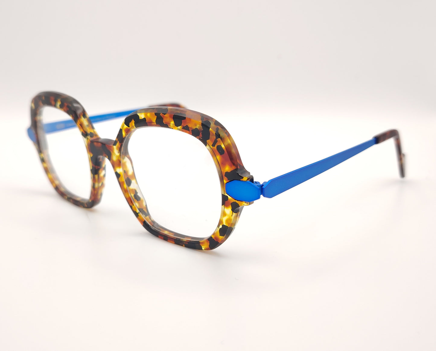 gafas carey de forma cuadrada redondeada con varillas metálicas azul eléctrico