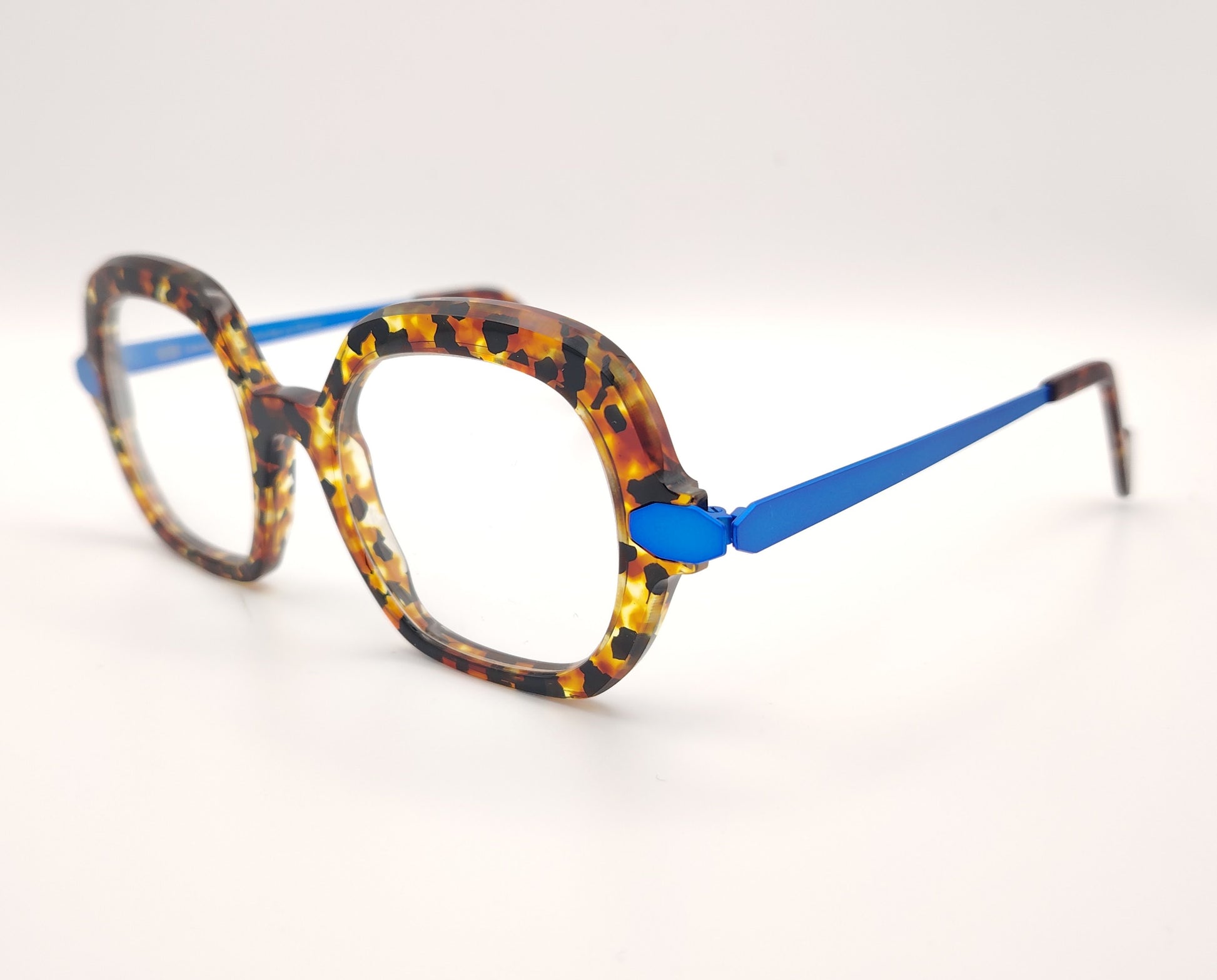 gafas carey de forma cuadrada redondeada con varillas metálicas azul eléctrico