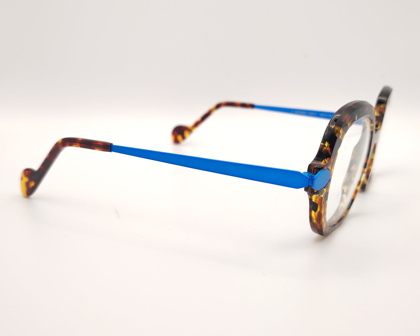 gafas carey de forma cuadrada redondeada con varillas metálicas azul eléctrico