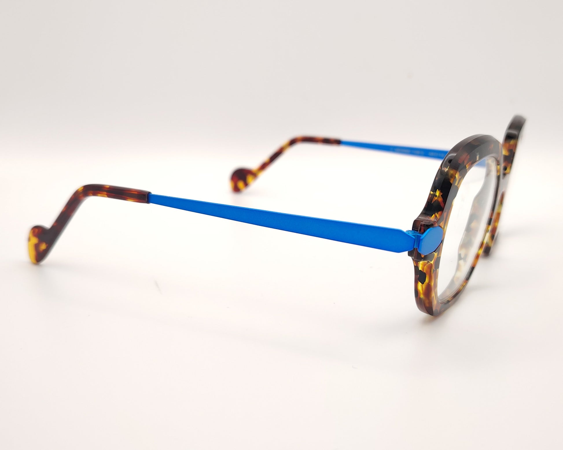 gafas carey de forma cuadrada redondeada con varillas metálicas azul eléctrico