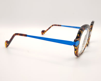 gafas carey de forma cuadrada redondeada con varillas metálicas azul eléctrico