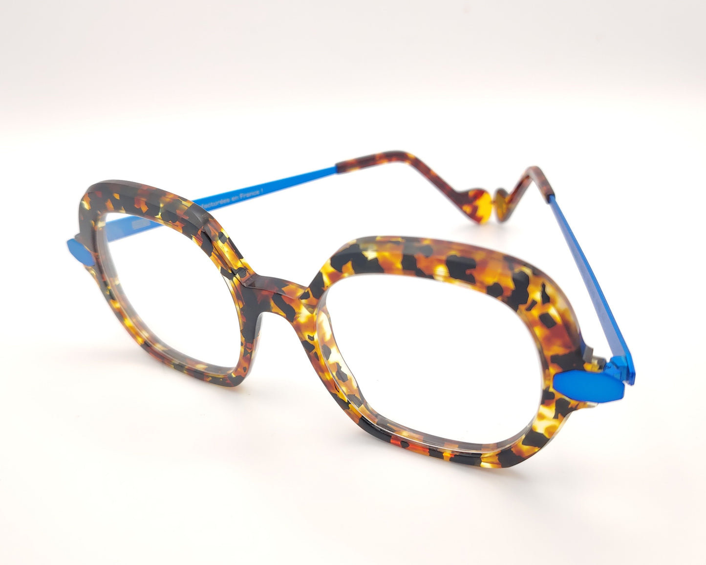 gafas carey de forma cuadrada redondeada con varillas metálicas azul eléctrico