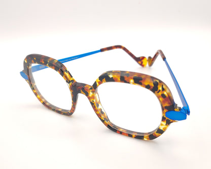 gafas carey de forma cuadrada redondeada con varillas metálicas azul eléctrico