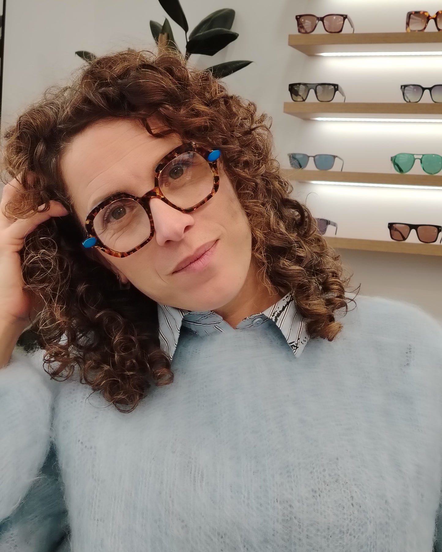 gafas carey de forma cuadrada redondeada con varillas metálicas azul eléctrico