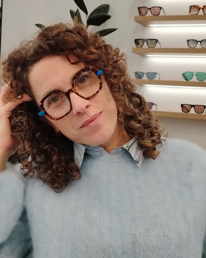 gafas carey de forma cuadrada redondeada con varillas metálicas azul eléctrico