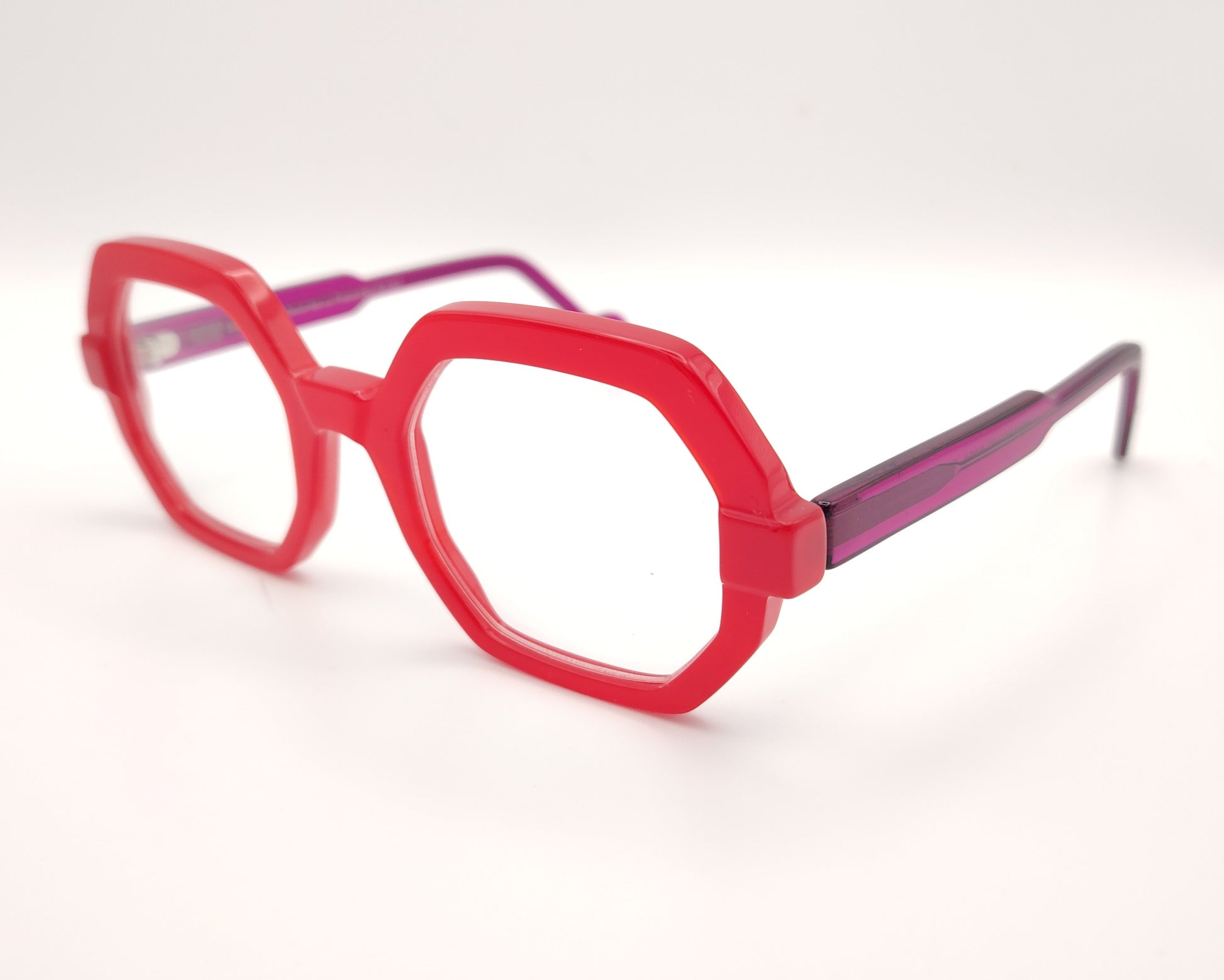 gafas graduadas de forma geométrica en rojo intenso con varillas moradas