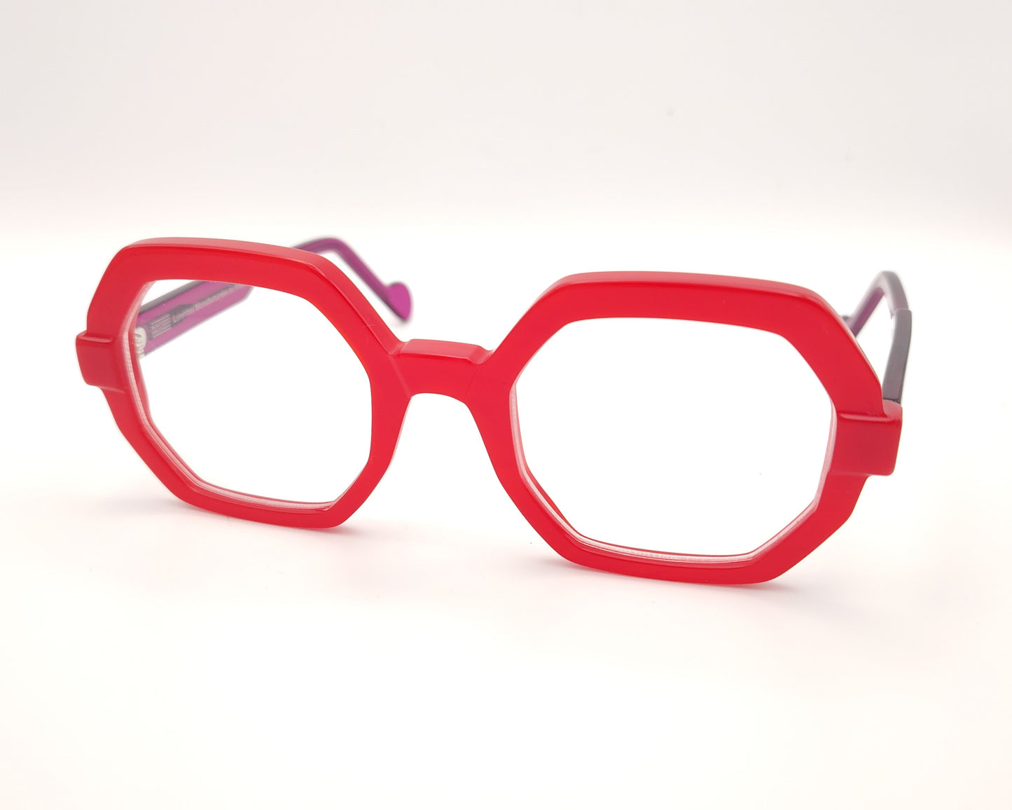 gafas graduadas de forma geométrica en rojo intenso con varillas moradas