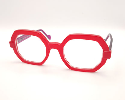 gafas graduadas de forma geométrica en rojo intenso con varillas moradas