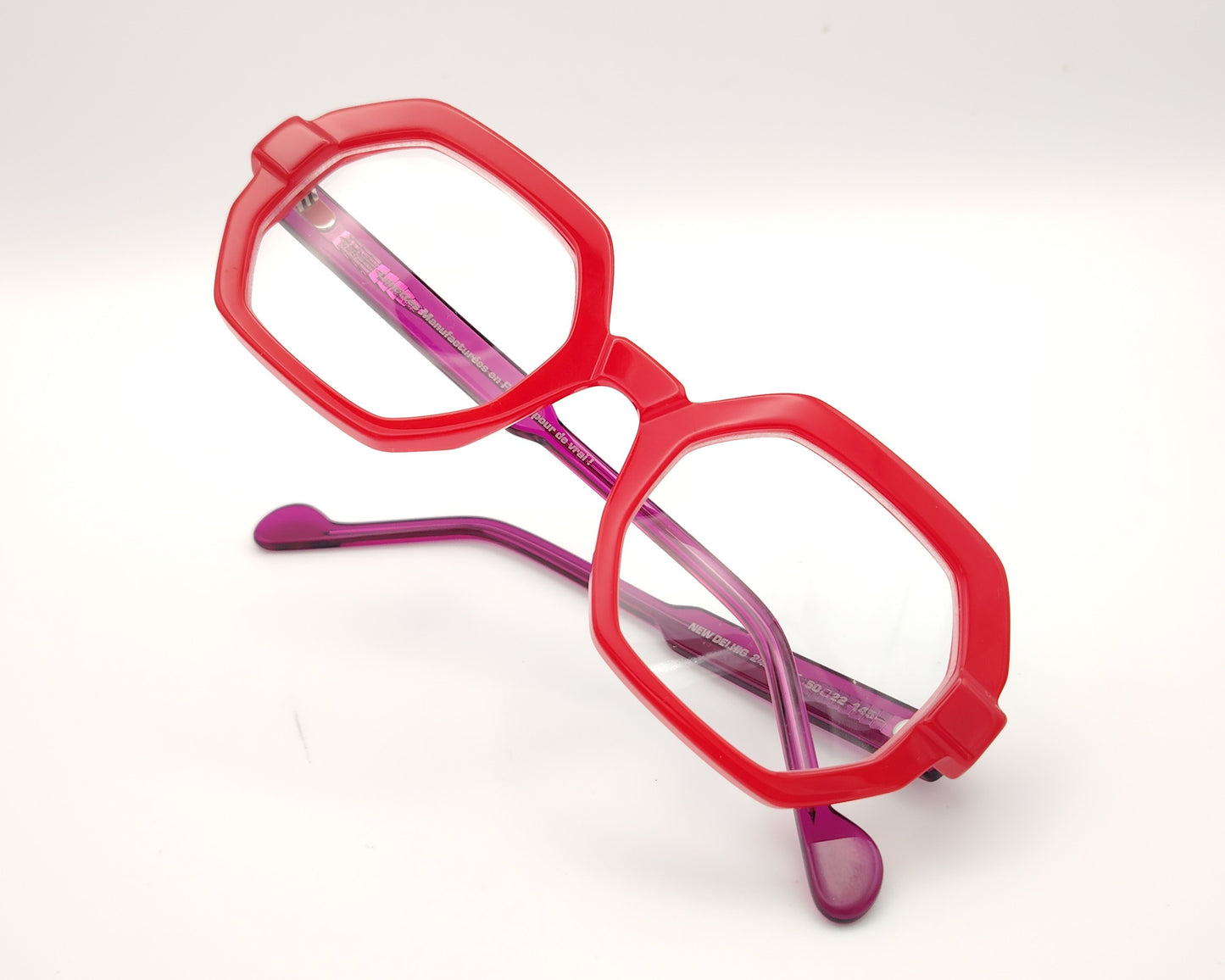 gafas graduadas de forma geométrica en rojo intenso con varillas moradas