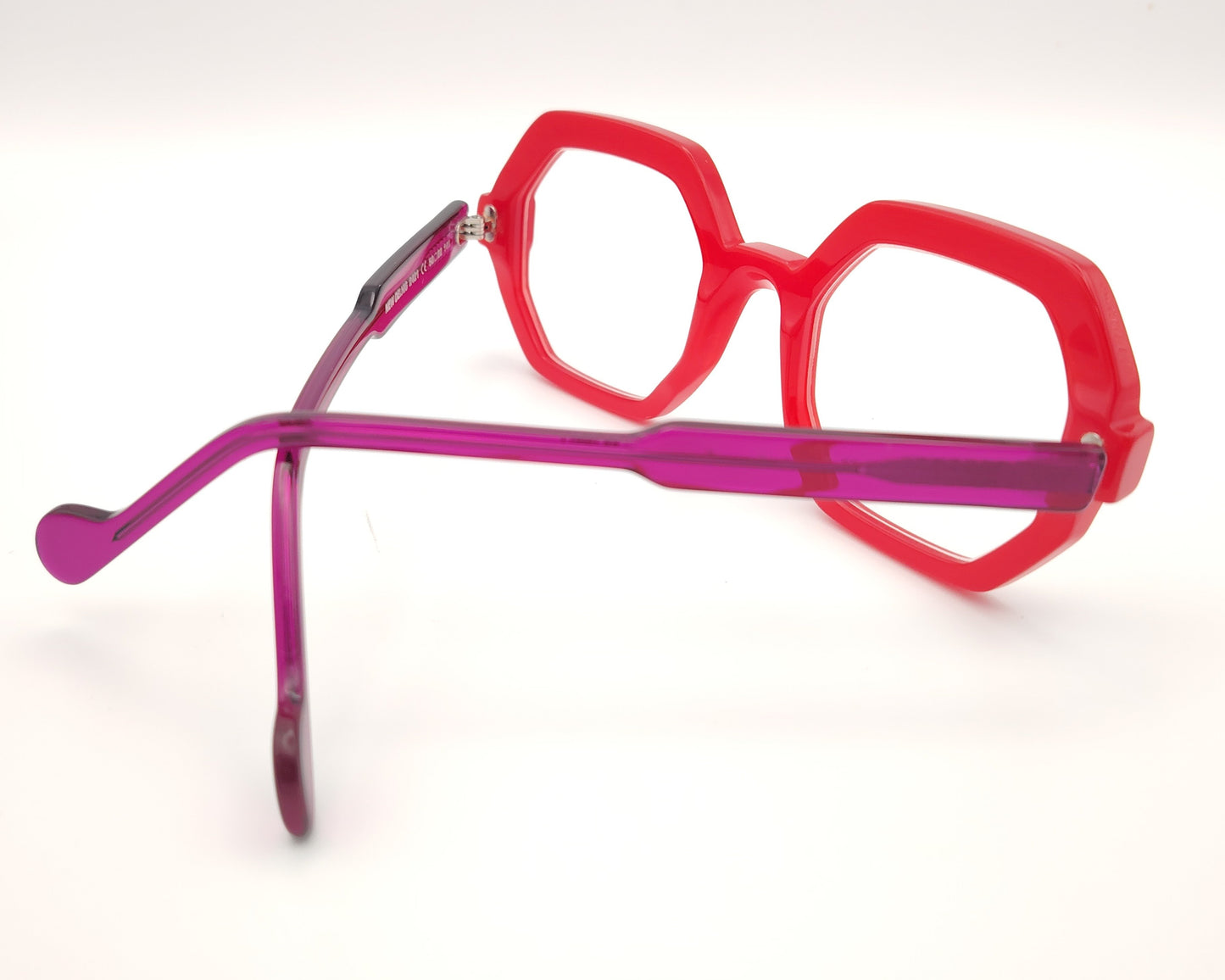 gafas graduadas de forma geométrica en rojo intenso con varillas moradas