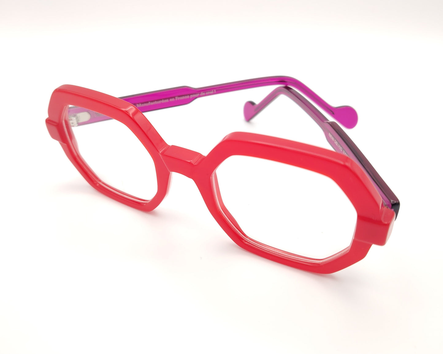 gafas graduadas de forma geométrica en rojo intenso con varillas moradas
